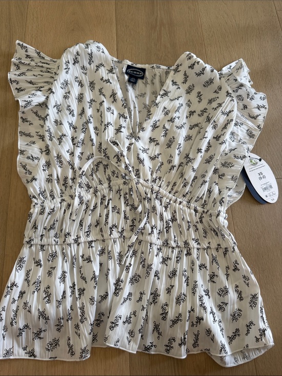Scoop NYC Tops - Scoop v Neck Ruffle Blouse nwt XS